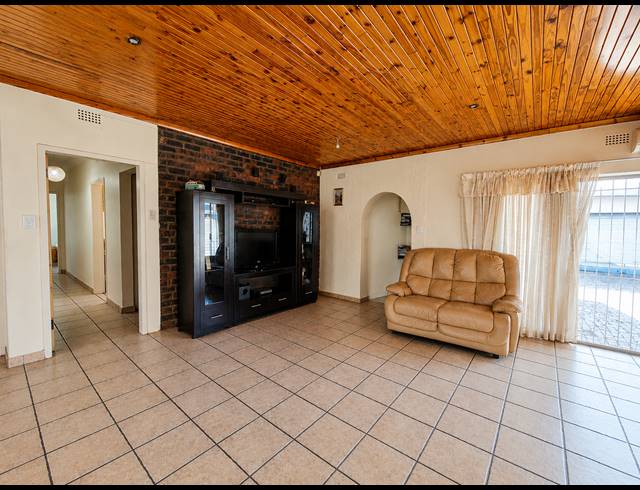 4 BEDROOM HOUSE FOR SALE IN THREE RIVERS